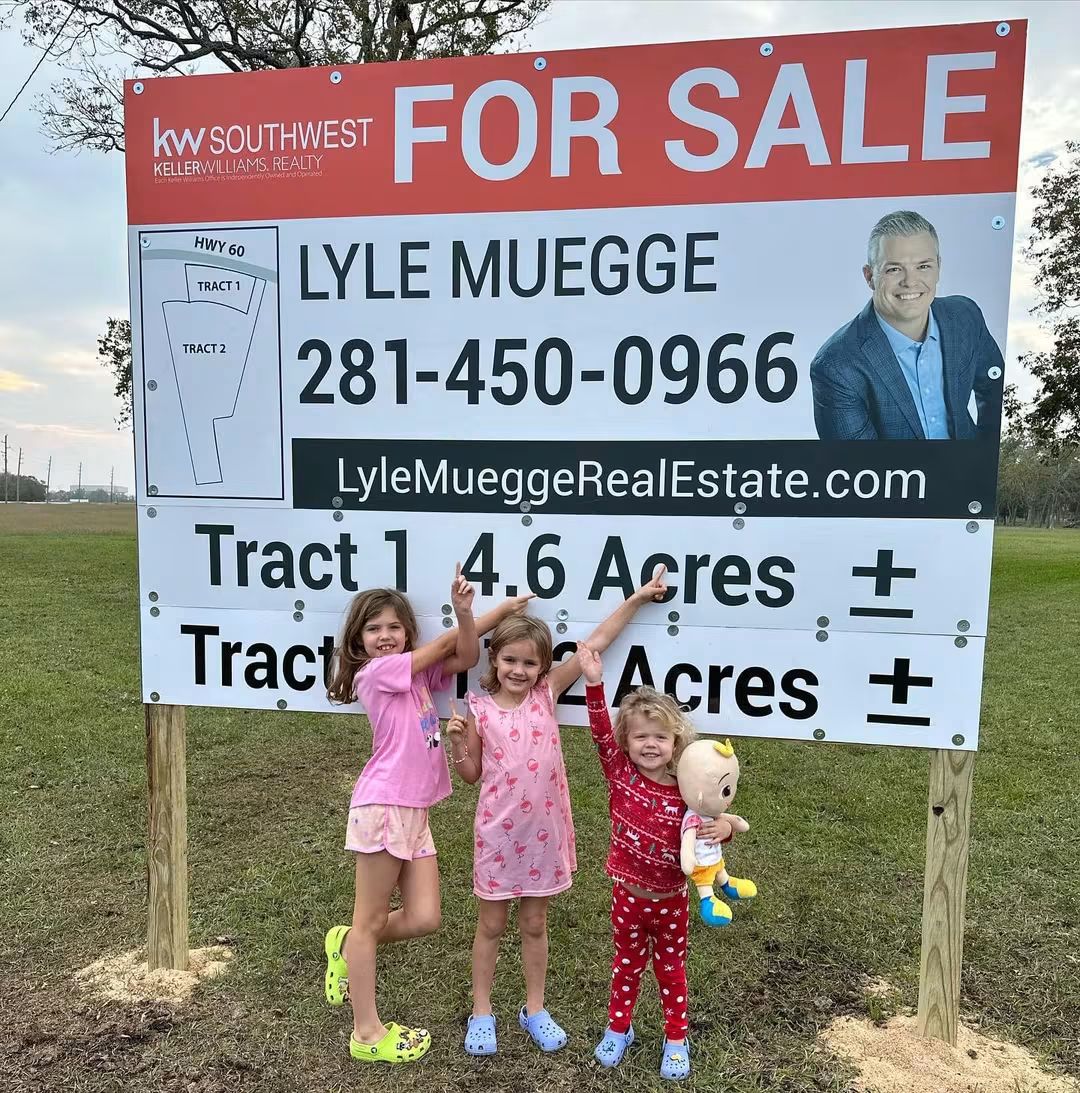 4x8 land for sale sign showing tracts and acreage