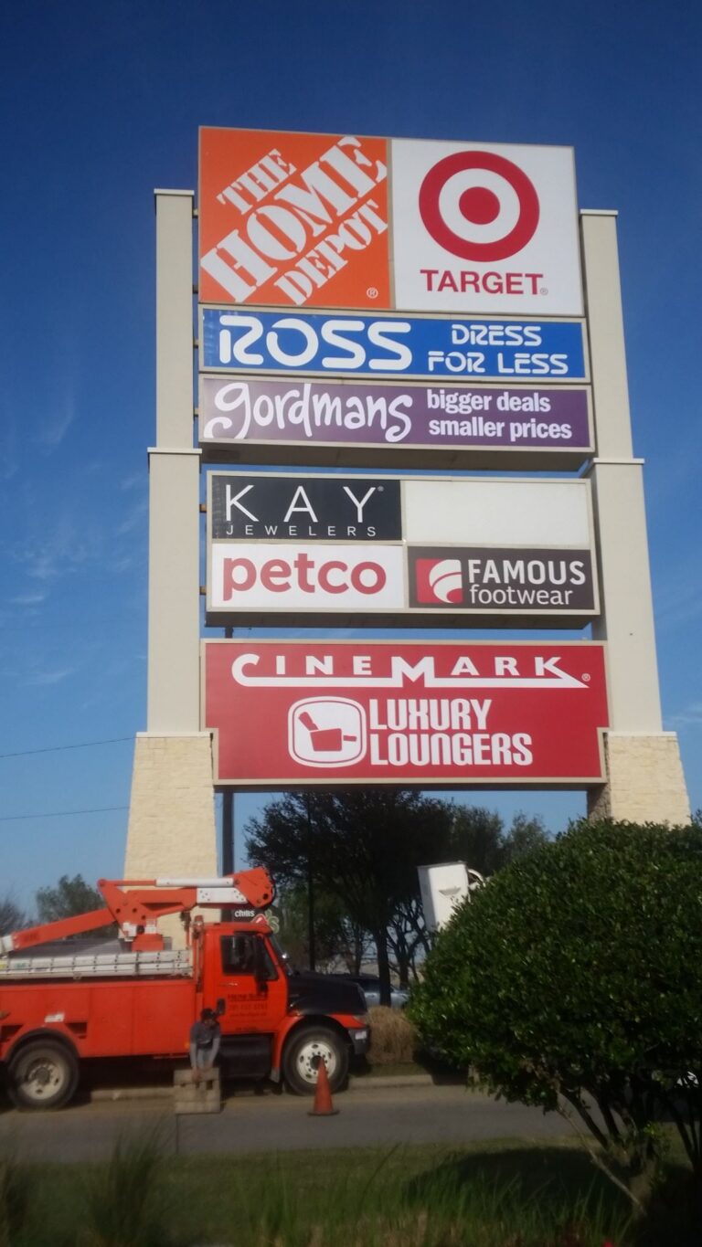 Multi tenant pylon sign with tenant panels in Texas